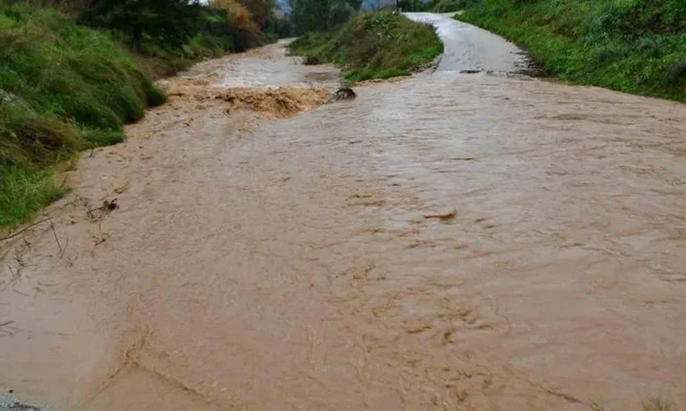 Ξεχείλισαν τα ρέματα στη Λοκρίδα και την Αιδηψό